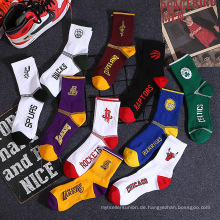 2020 Großhandel OEM Designer Custom Socken Design eigenes Logo Männer Crew Socken mit Logo Private Baumwollsportsocken